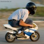 Мотоциклист на минибайке