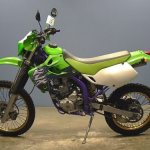 Вид сбоку мотоцикла Kawasaki KLX 250 с облицовкой зеленого цвета